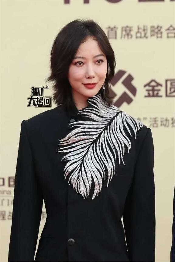 包含抢眼表现无比出色，成为全场焦点之一的词条