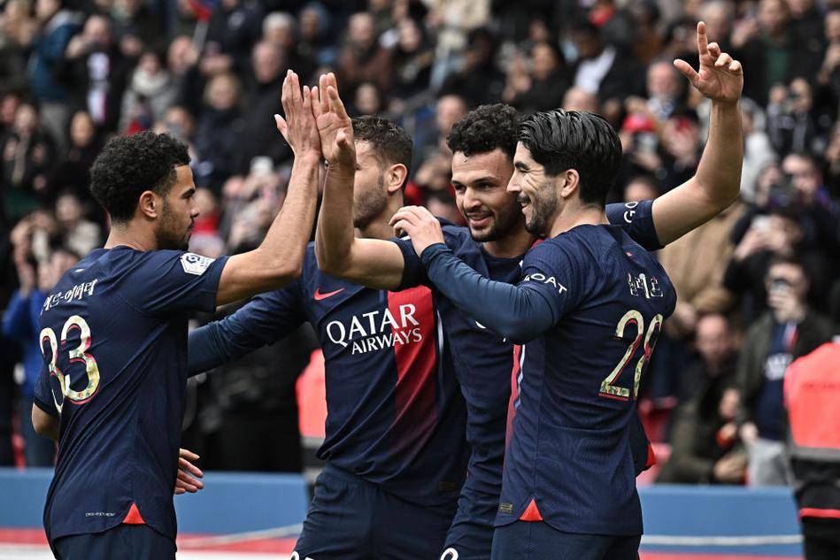 包含巴黎圣日耳曼客场憾负，遗憾失去领跑位置的词条