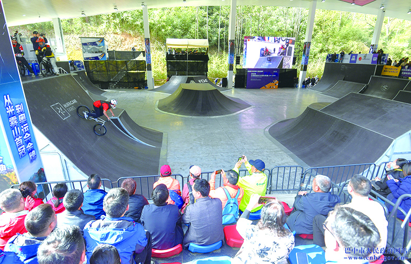 小轮车选手飞驰赛道夺得金牌奖杯