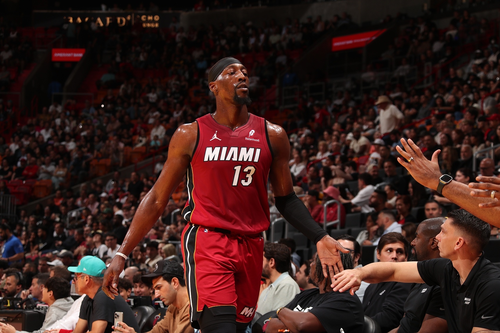 开云体育app-热火队主场比赛惊险收场，守住胜局