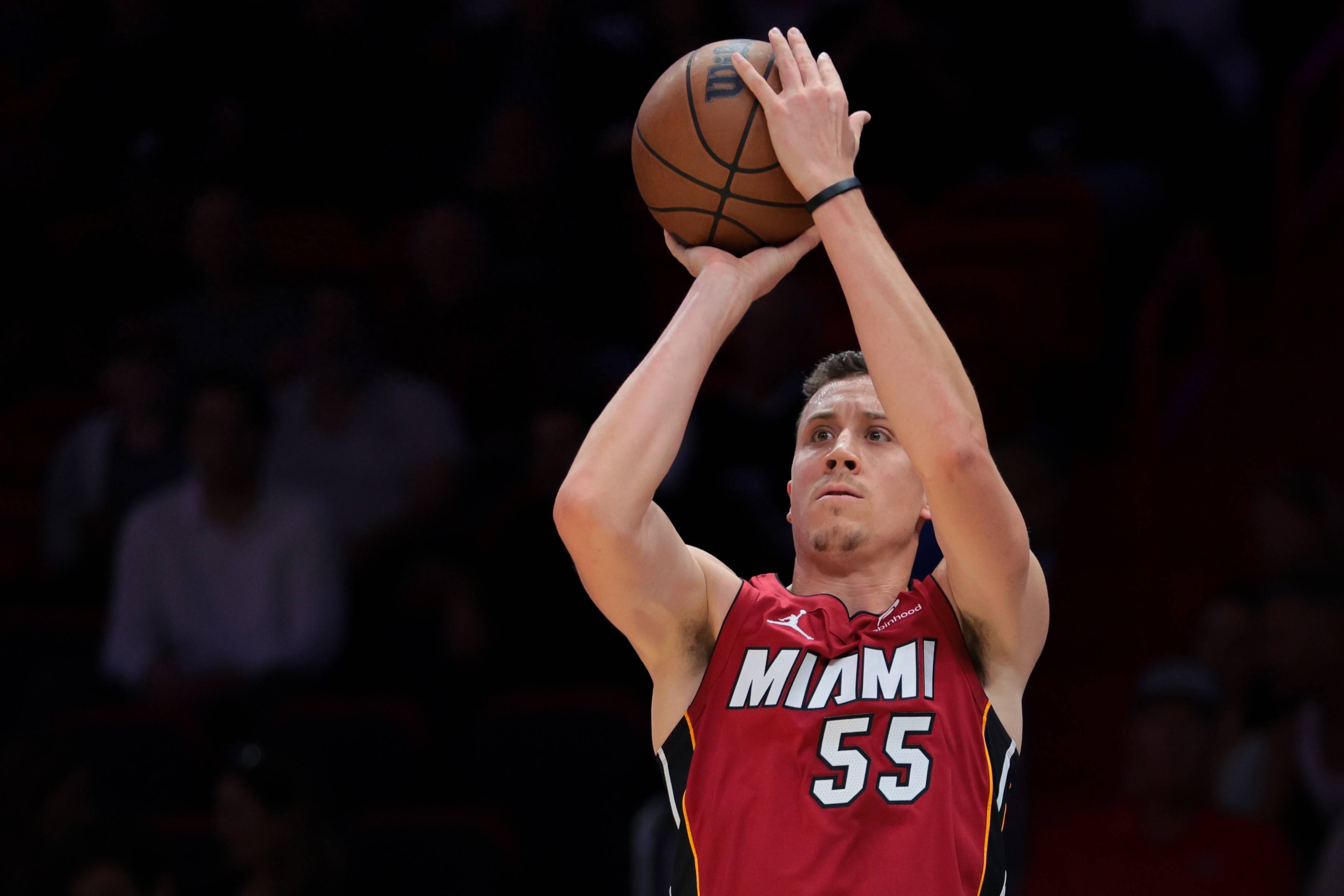 热火队主场比赛惊险收场，守住胜局