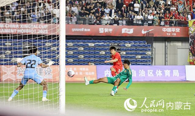 开云APP-亚洲足球赛事中球网上的惊天一击