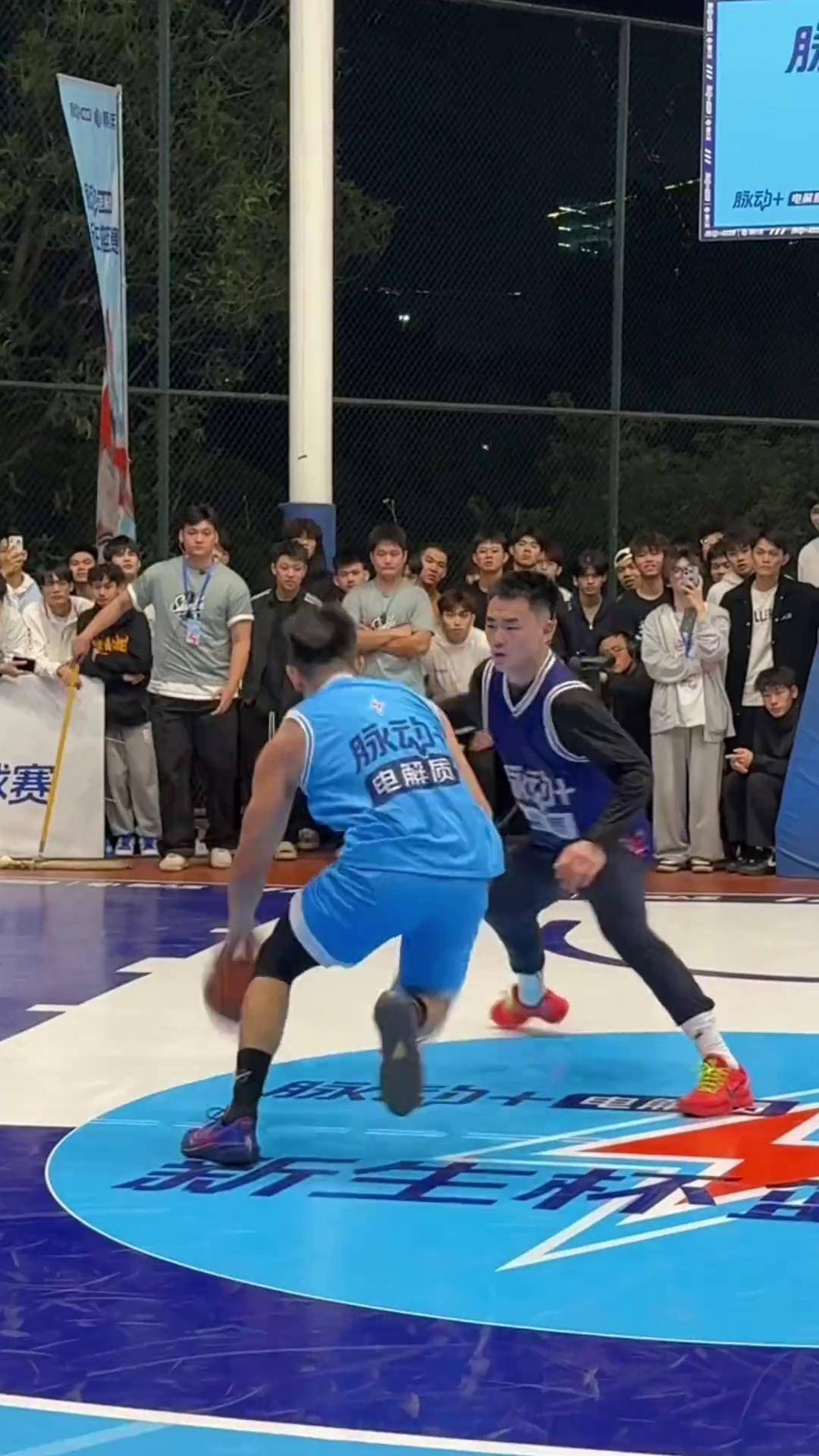 开云体育官网-球场竞技风云再起，双方力量激烈对抗惊心动魄！