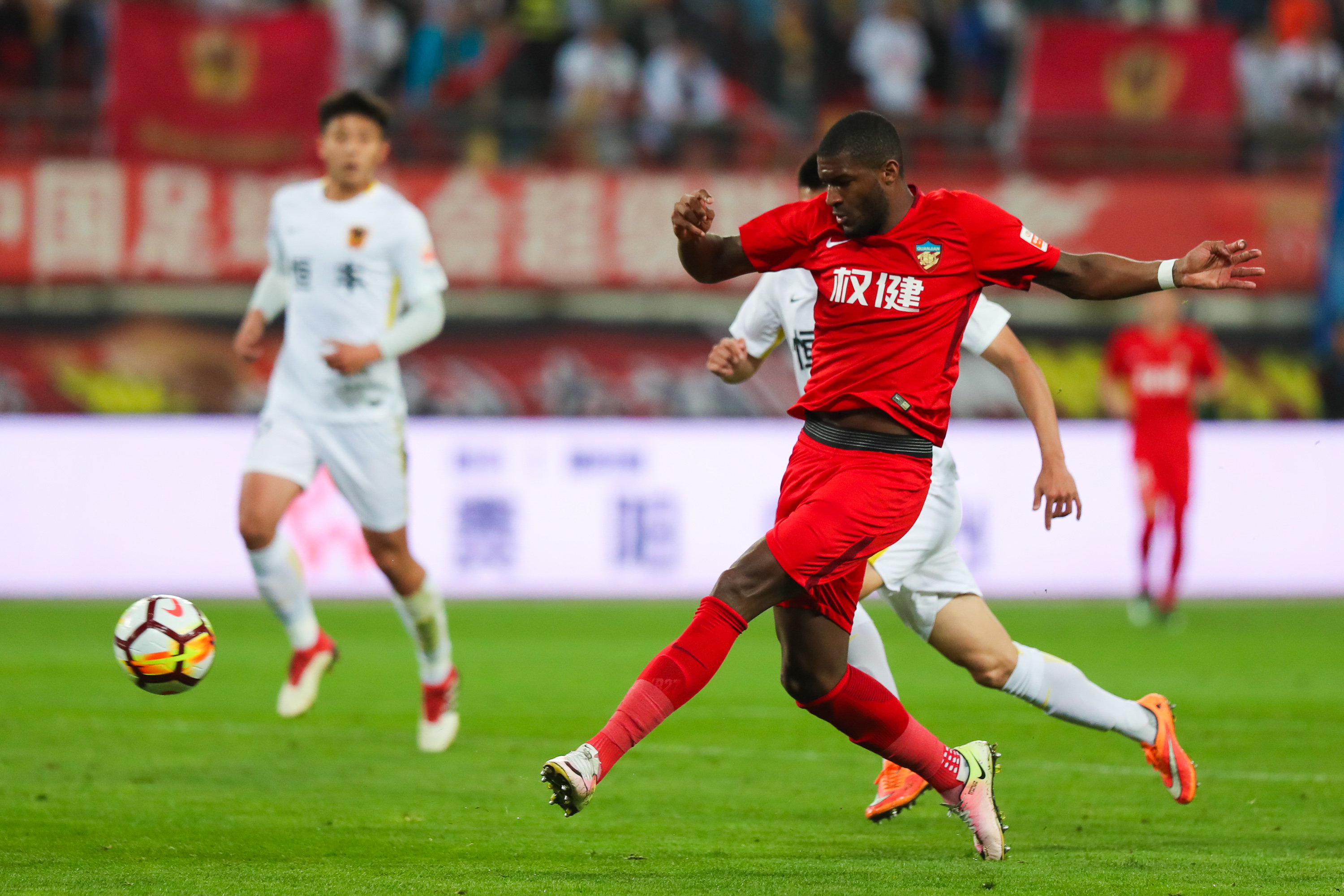 关于河南建业客场逆转胜贵州恒丰，实力不减的信息