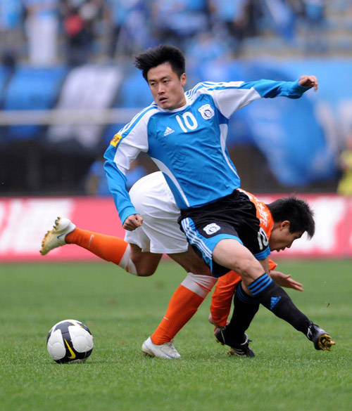 包含大连主场气吞万里，球队夺冠机会大增的词条