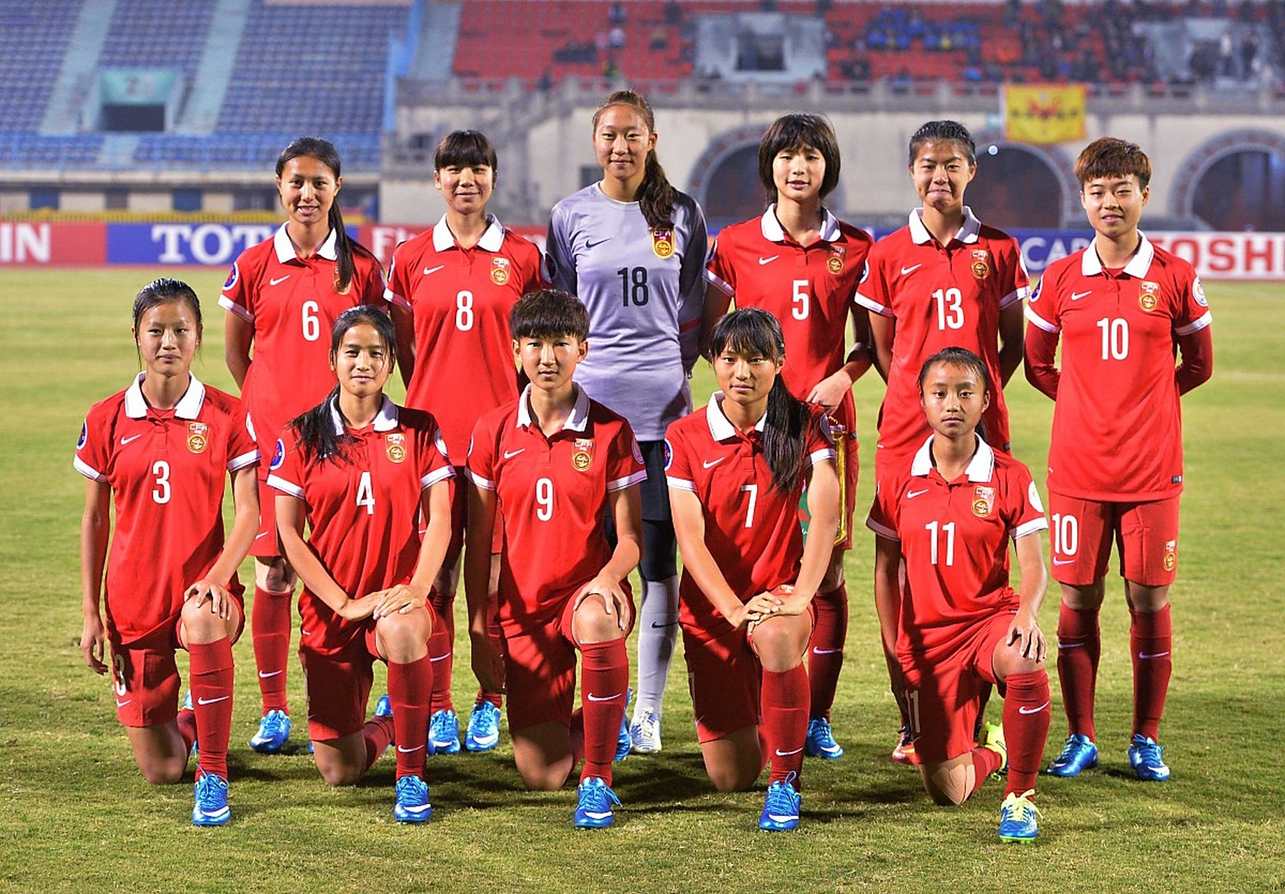 精英足球队伍展开激烈角逐，世界杯风云再起