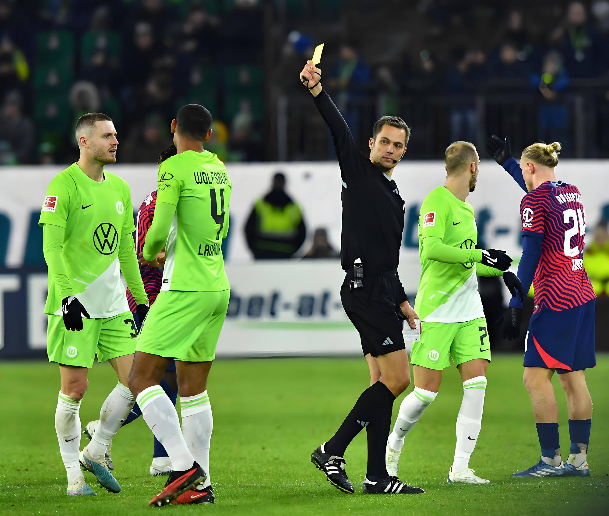 门兴格拉德巴赫后防线暴露问题，急需加强