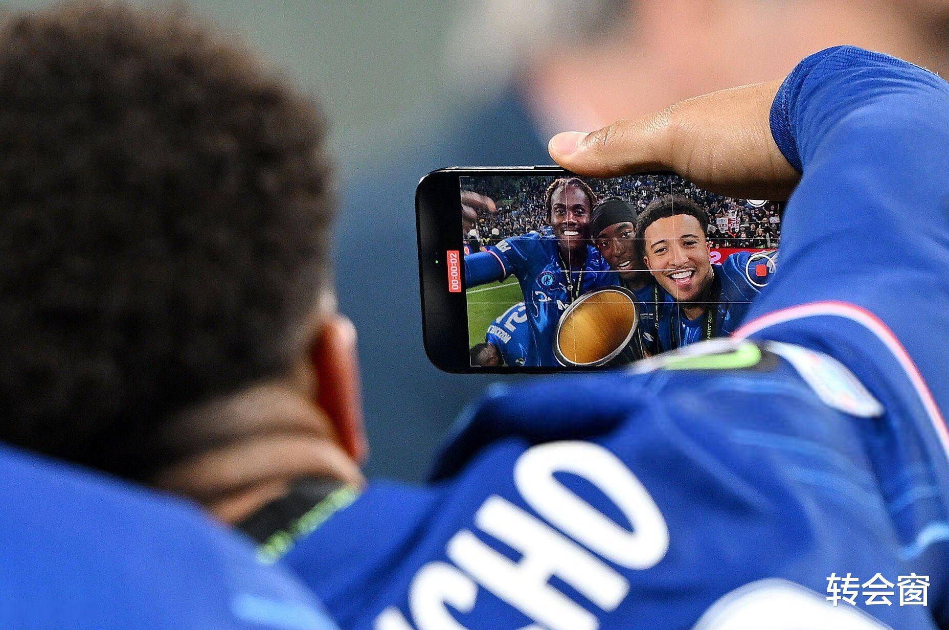 欧洲足球界传来转会热点新闻，球员未来未定