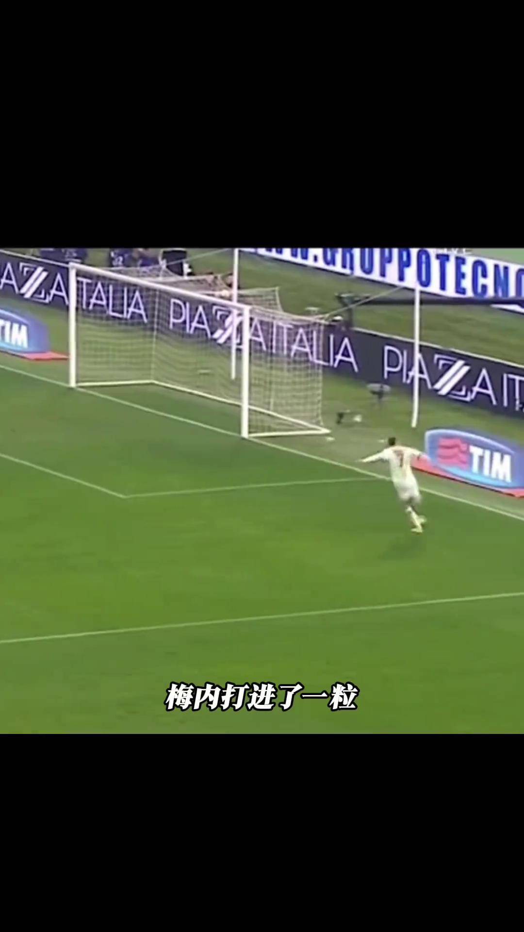 足球赛场上演精彩大战，观众目不转睛的简单介绍