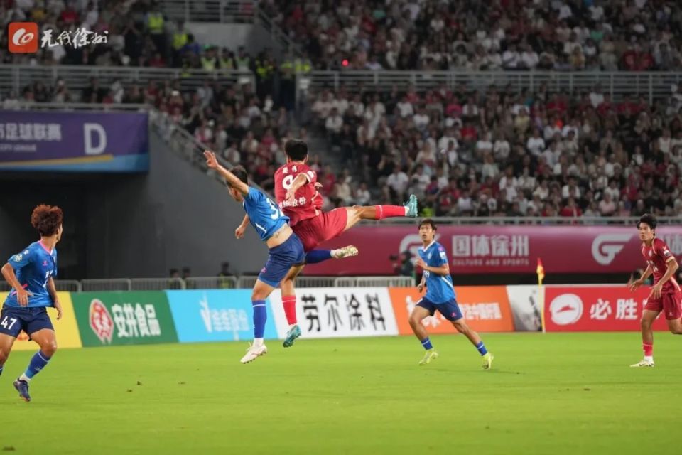 开云体育app-国际足球赛场惊现激烈对决，双方拼尽全力