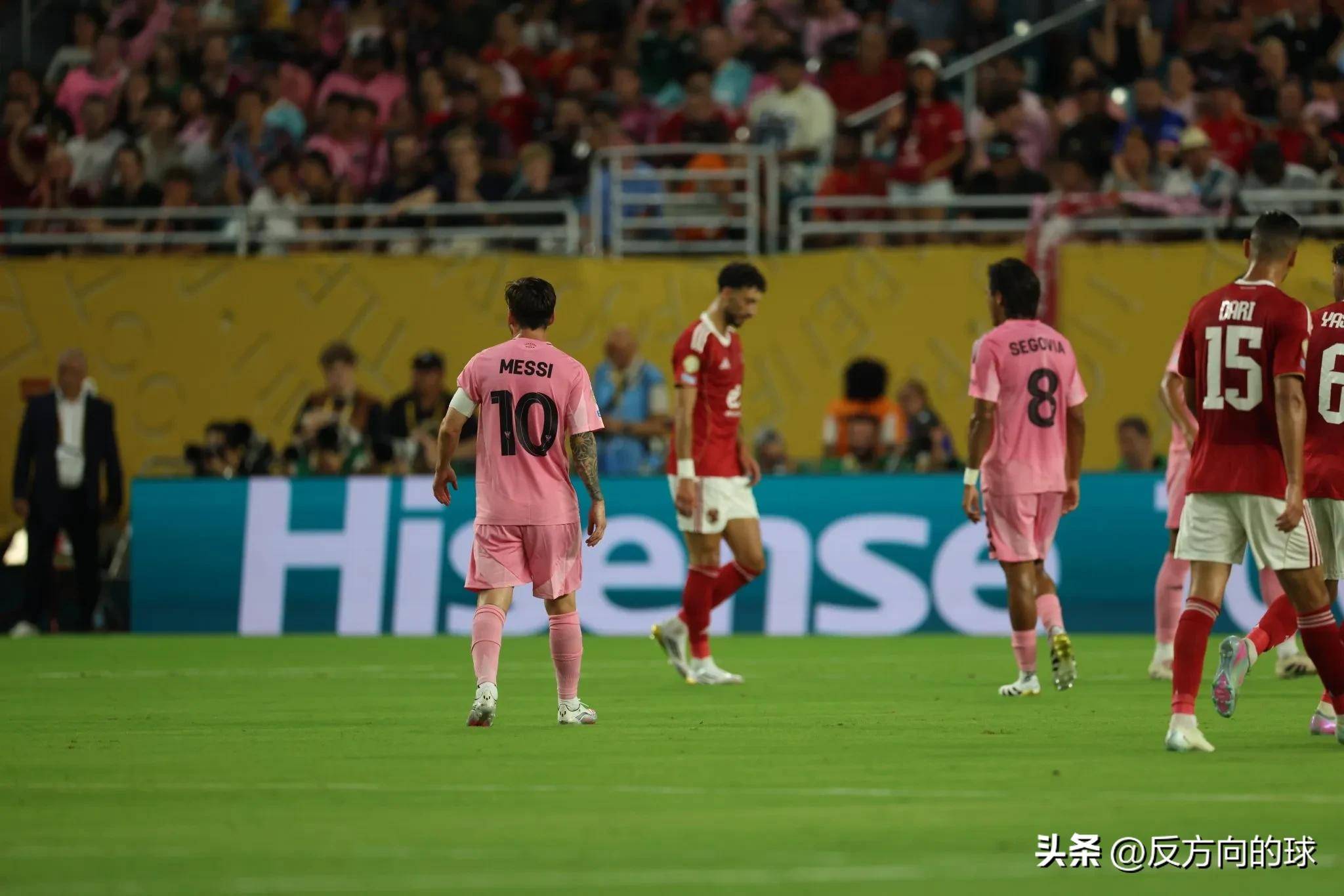 国际足球赛场惊现激烈对决，双方拼尽全力