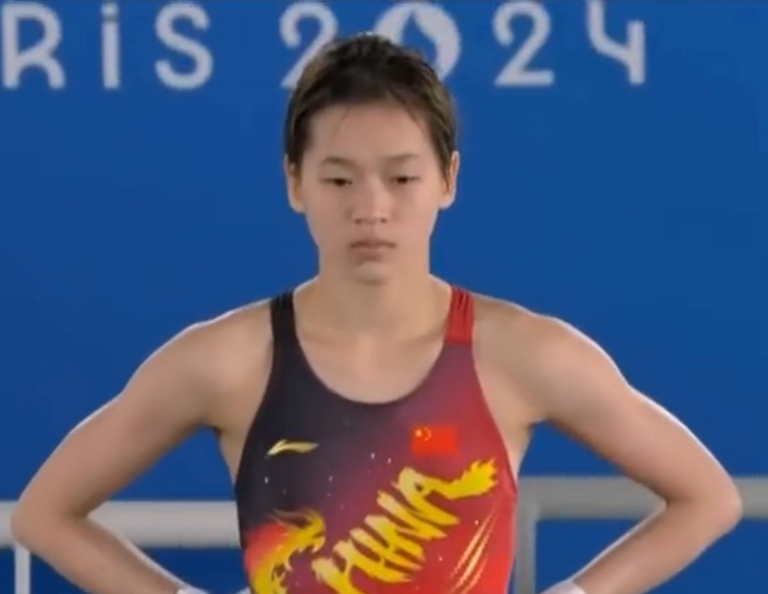 举重冠军在比赛中创造新的里程碑