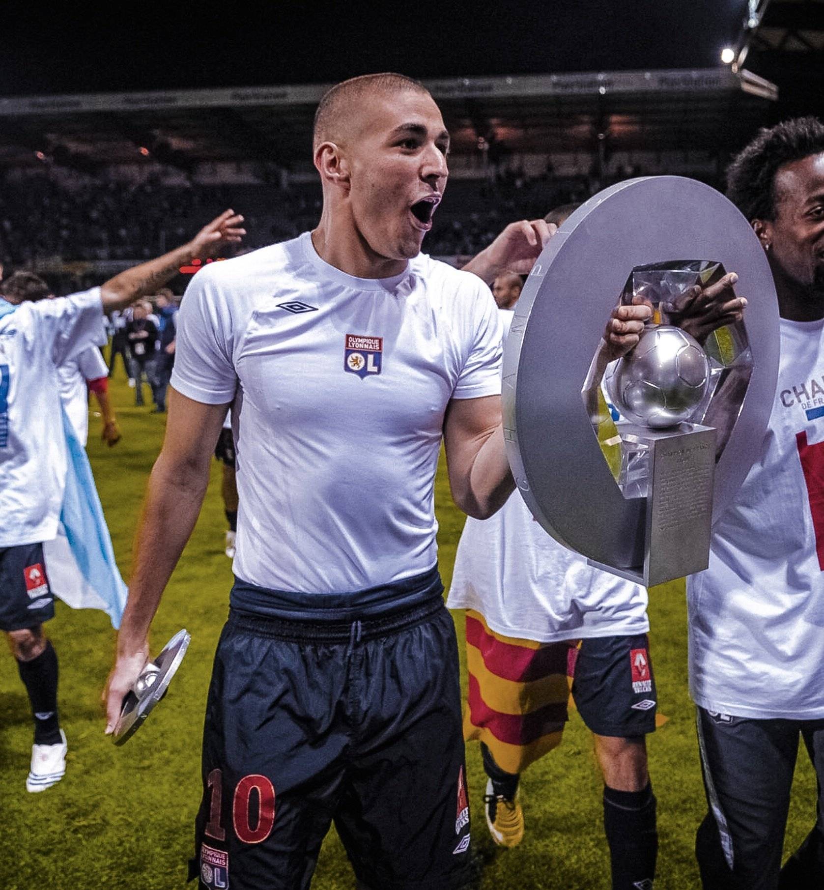 开云体育下载-阿尔勒斯球员在法甲联赛中破门得分