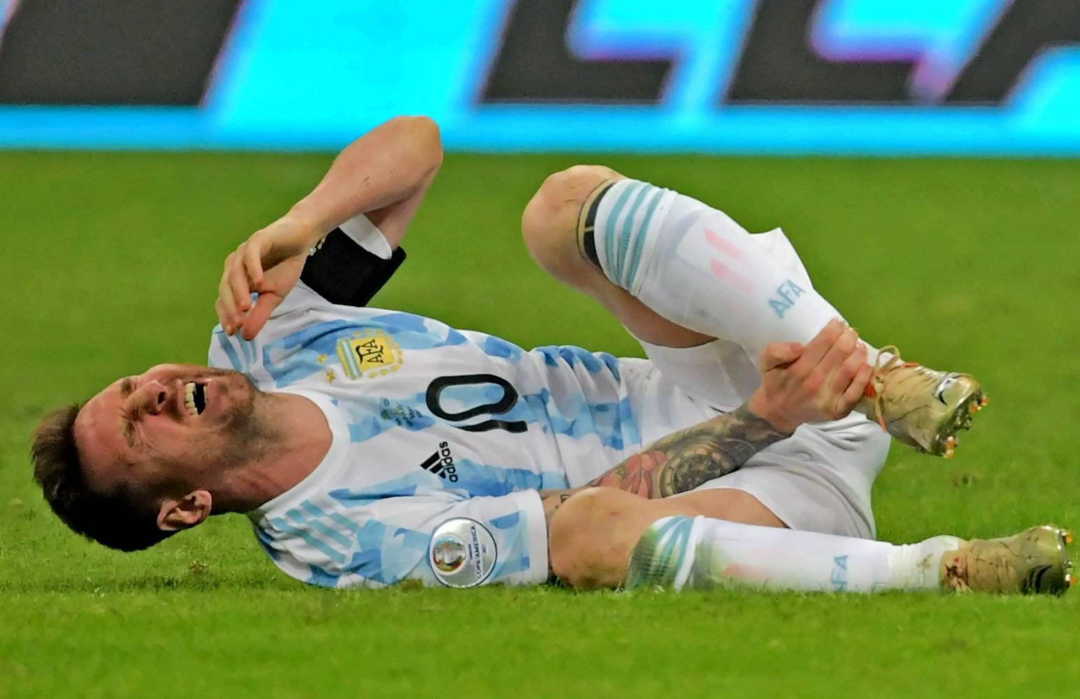 梅西向前冲击：塞维利亚的困难之路