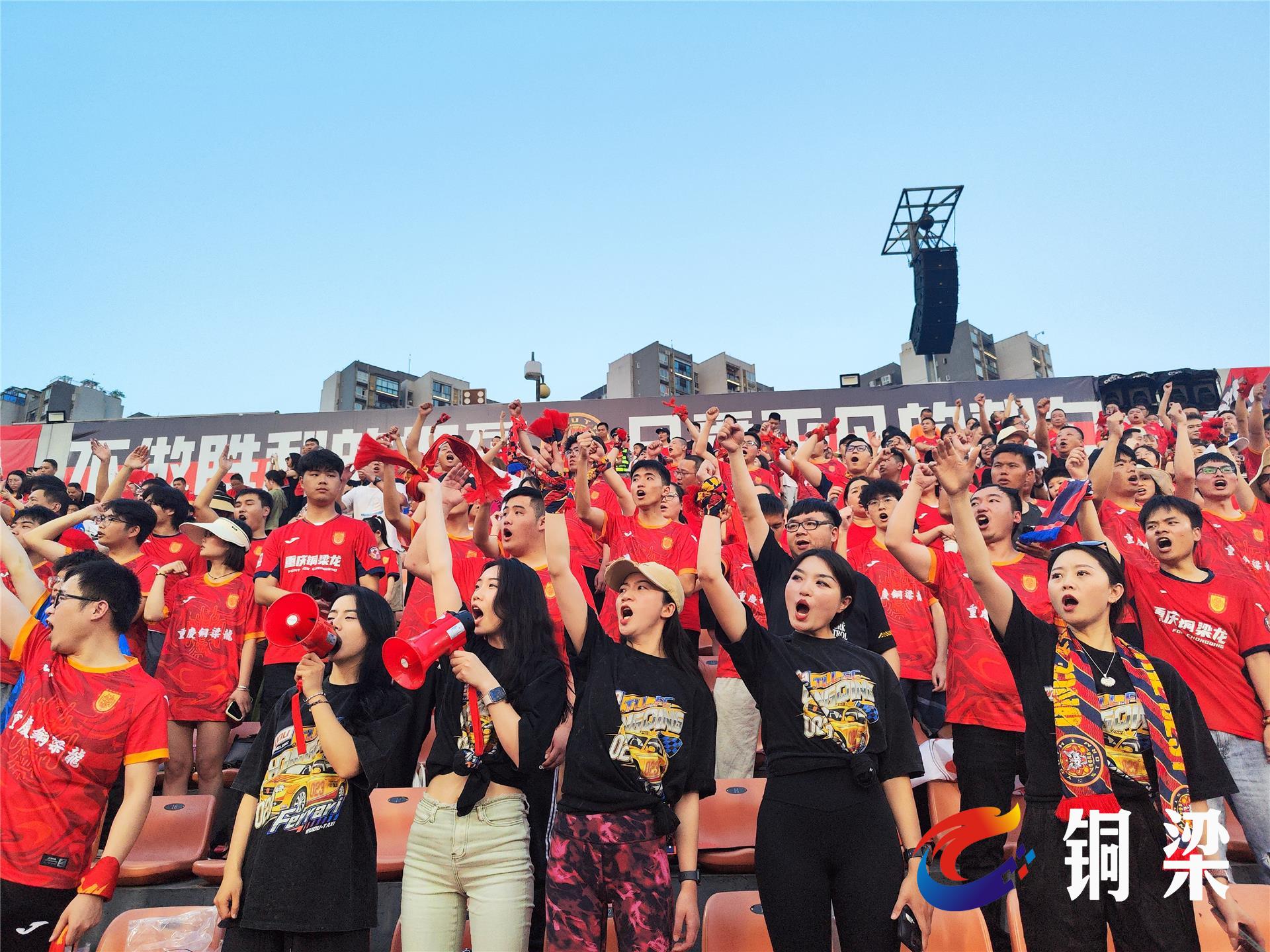 开云体育平台APP-现场气氛火爆引发球迷热情激动