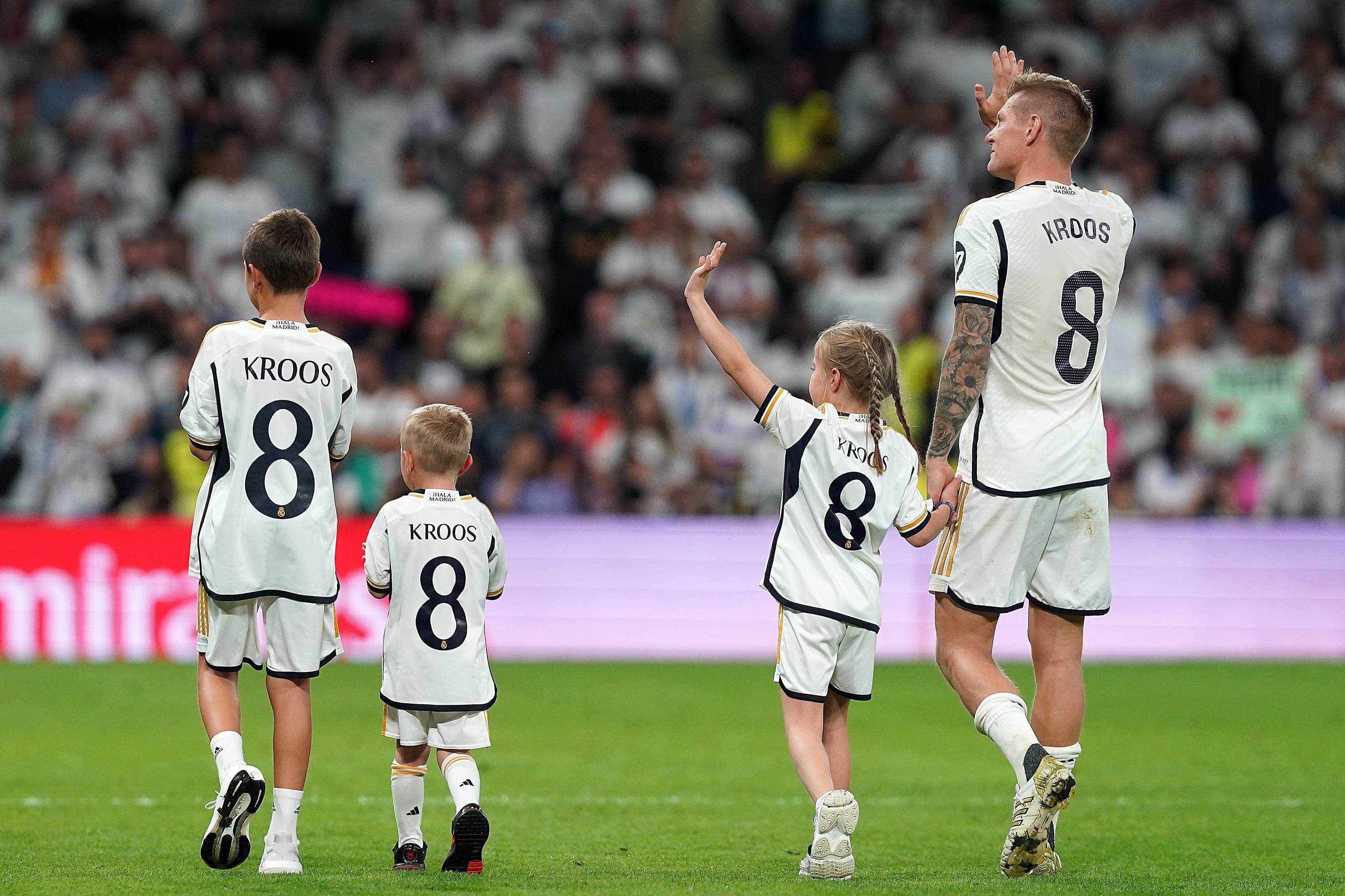 开云体育入口-皇家马德里重返榜首，克罗斯绝杀卫冕冠军缔造辉煌