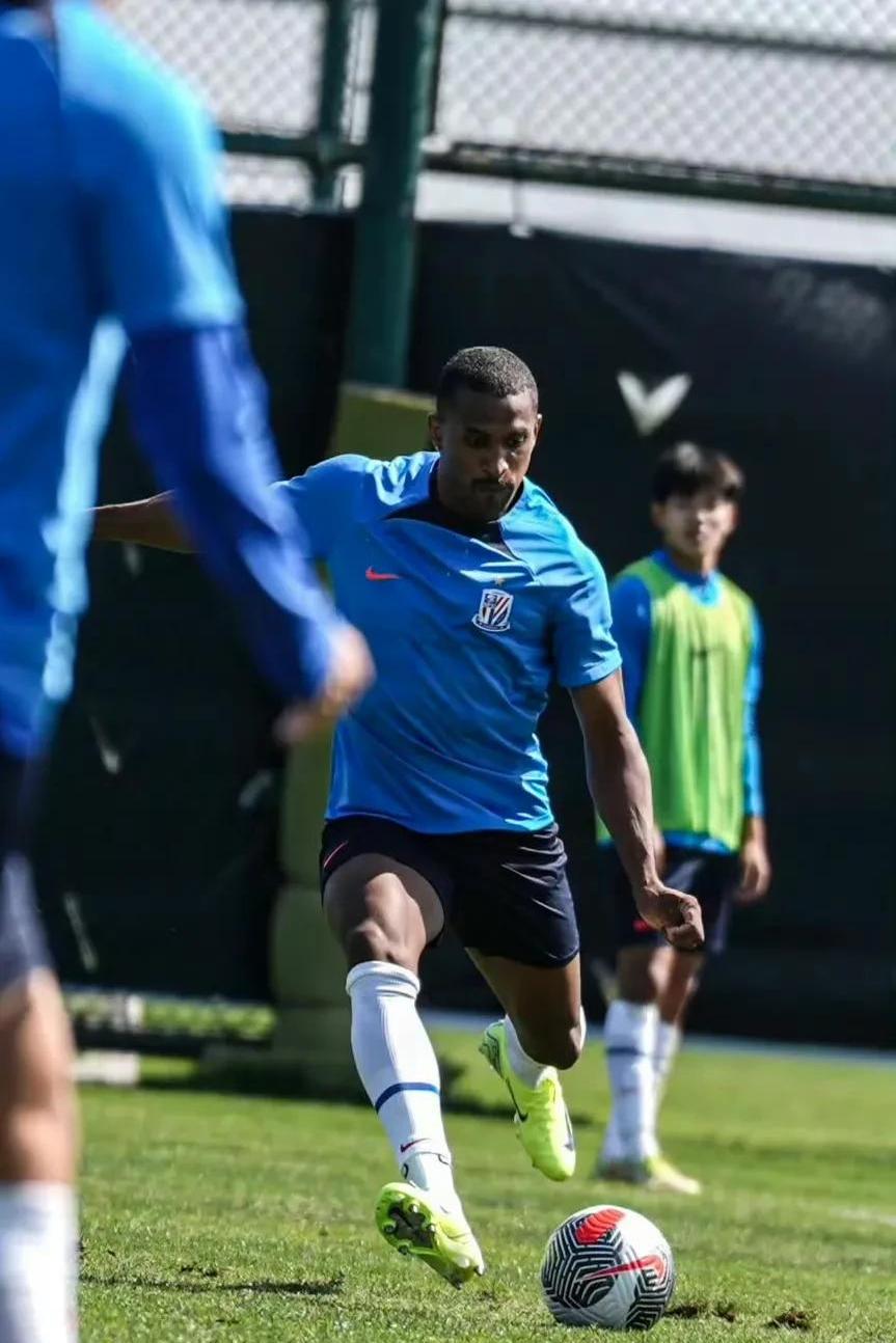 米内罗在顶级比赛中获得胜利，球迷狂欢！