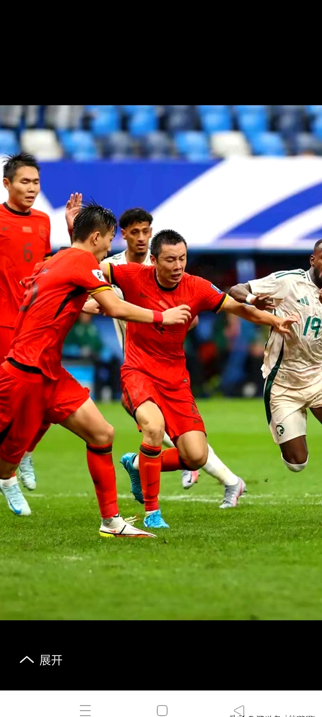 足球赛场上惊险一幕，中国队险胜对手