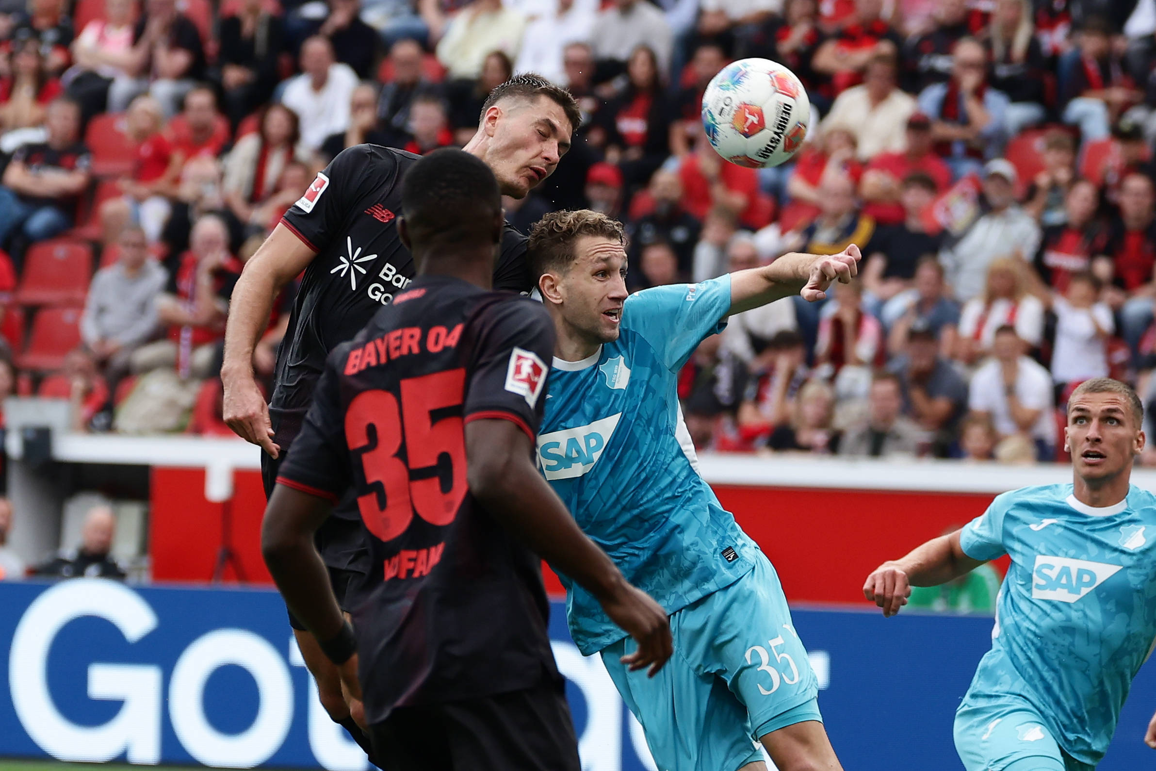 关于勒沃库森主教练抨击对方裁判执法的信息