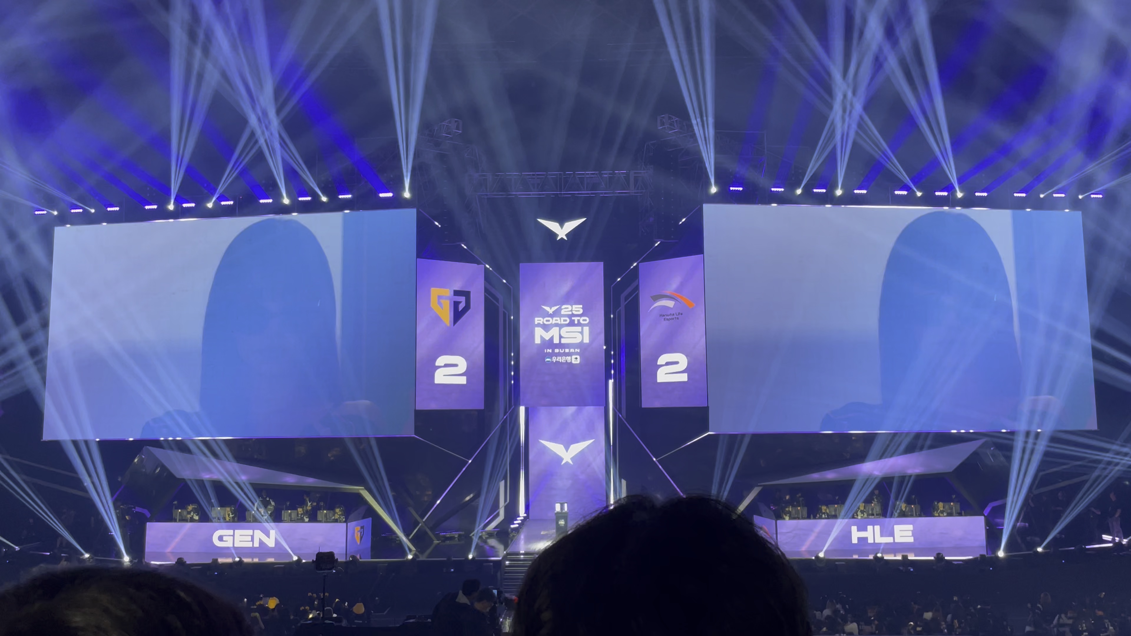 对决现场激战正酣，观众热情高涨的简单介绍