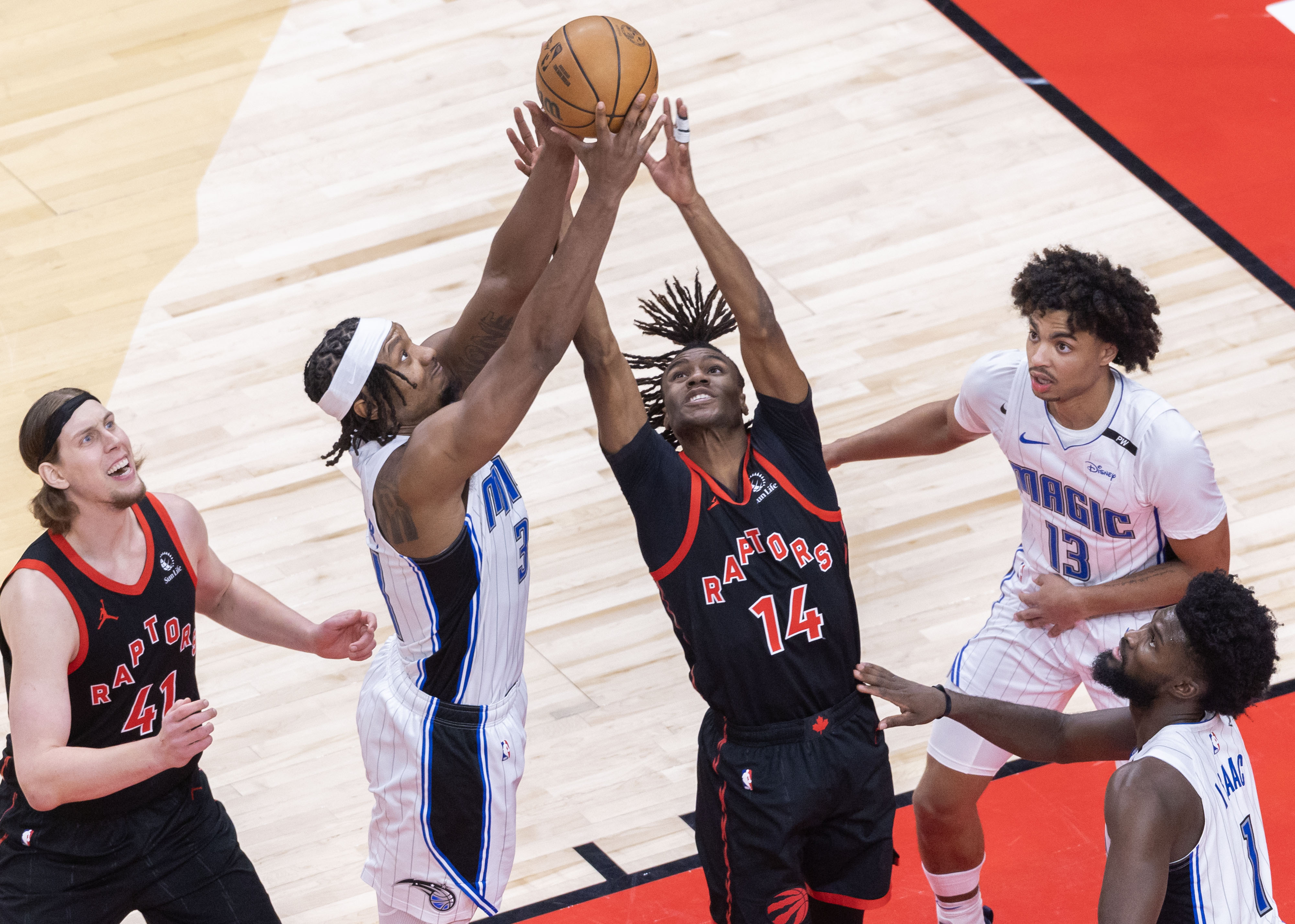 东部决赛揭幕，猛龙主场击败雄鹿