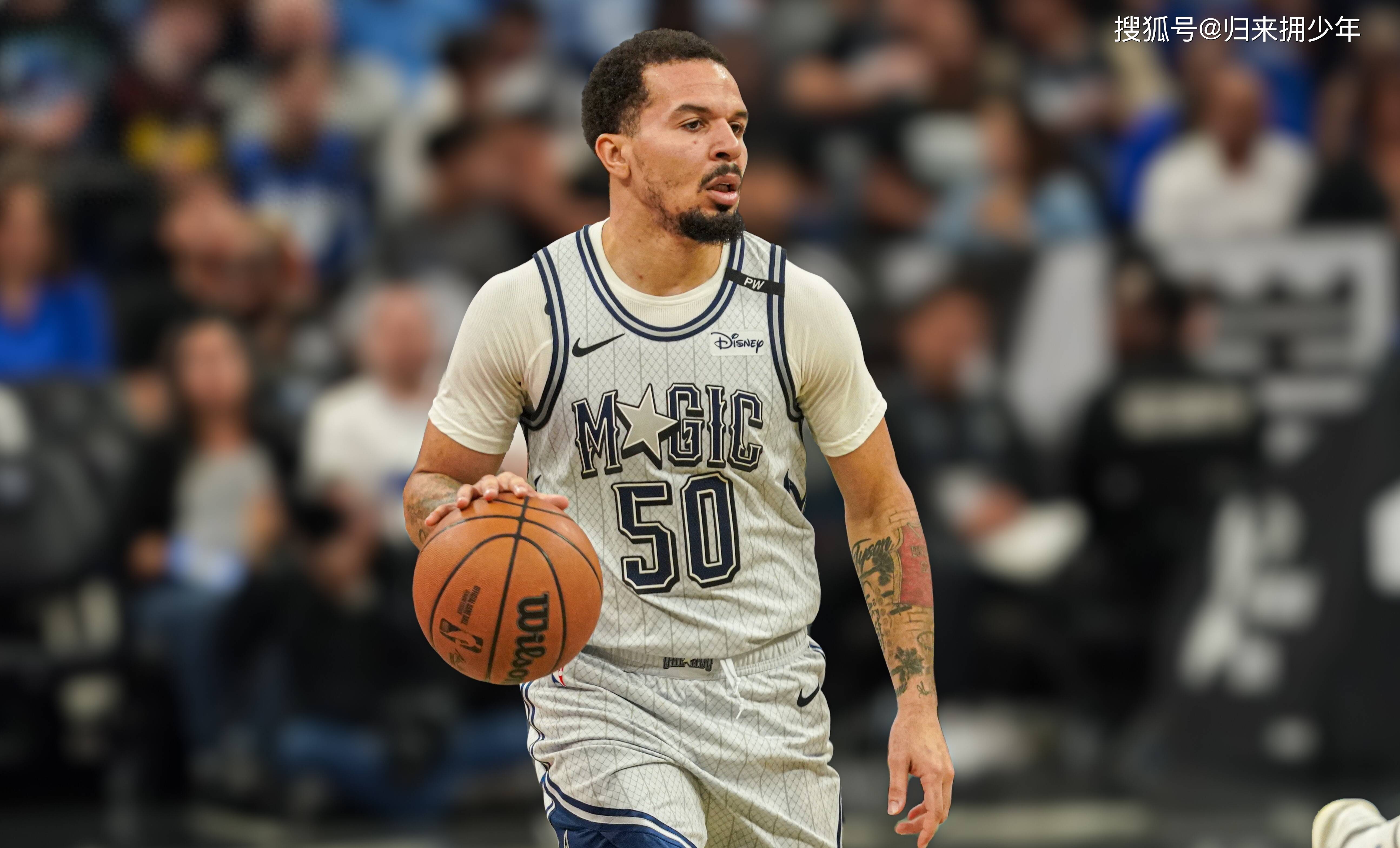 包含雄鹿队球员受伤，卡累-安东尼收到脑震荡诊断的词条