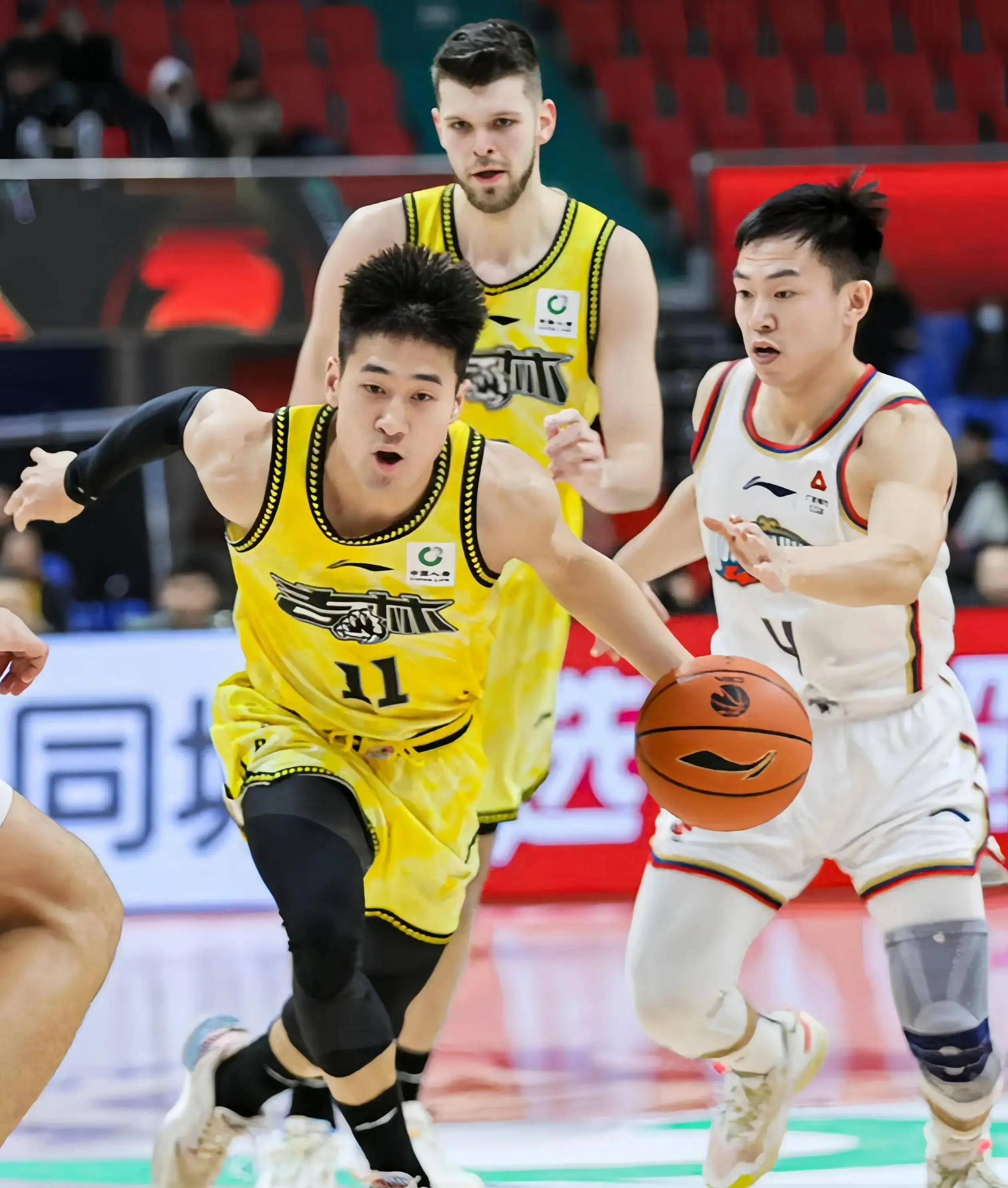 开云APP-CBA比赛再掀高潮，球迷热情高涨