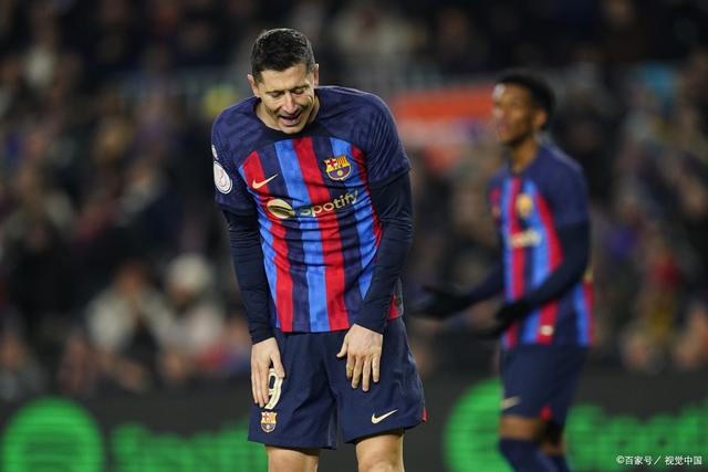 足球明星们在比赛中展现出超凡的实力和技艺