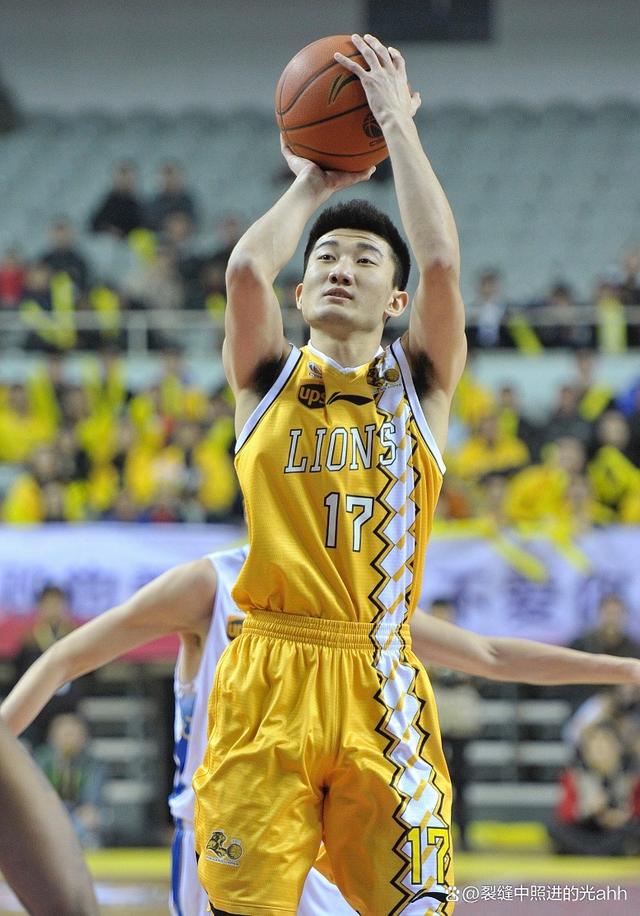 关键时刻发挥稳定，取得胜利保持领先