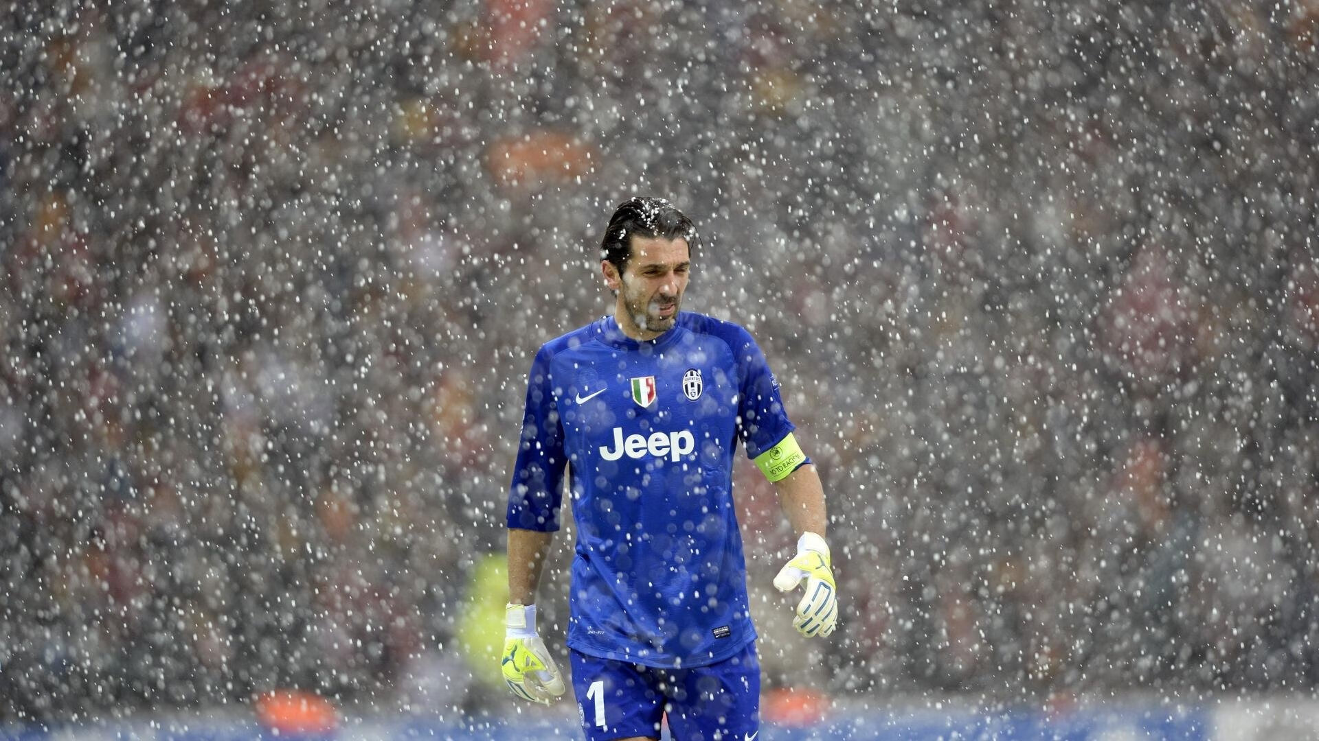 赛道终点的足球魂,塞内加尔车手在F1街道赛压哨绝杀牙买加对手